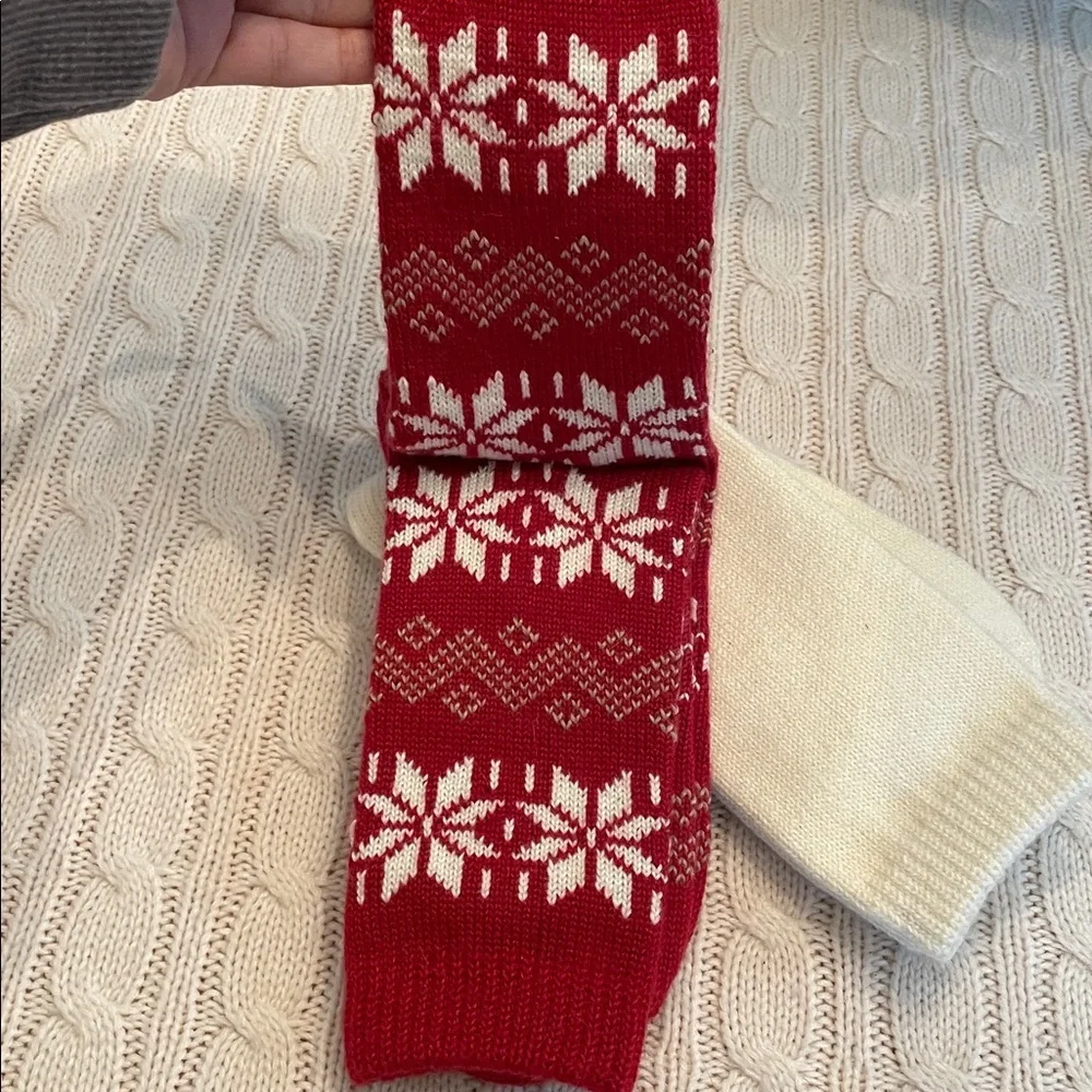 NWT Hue Women’s socks 2 pack-1 cream/1 red w/ snowflakes soft warm heavy weight